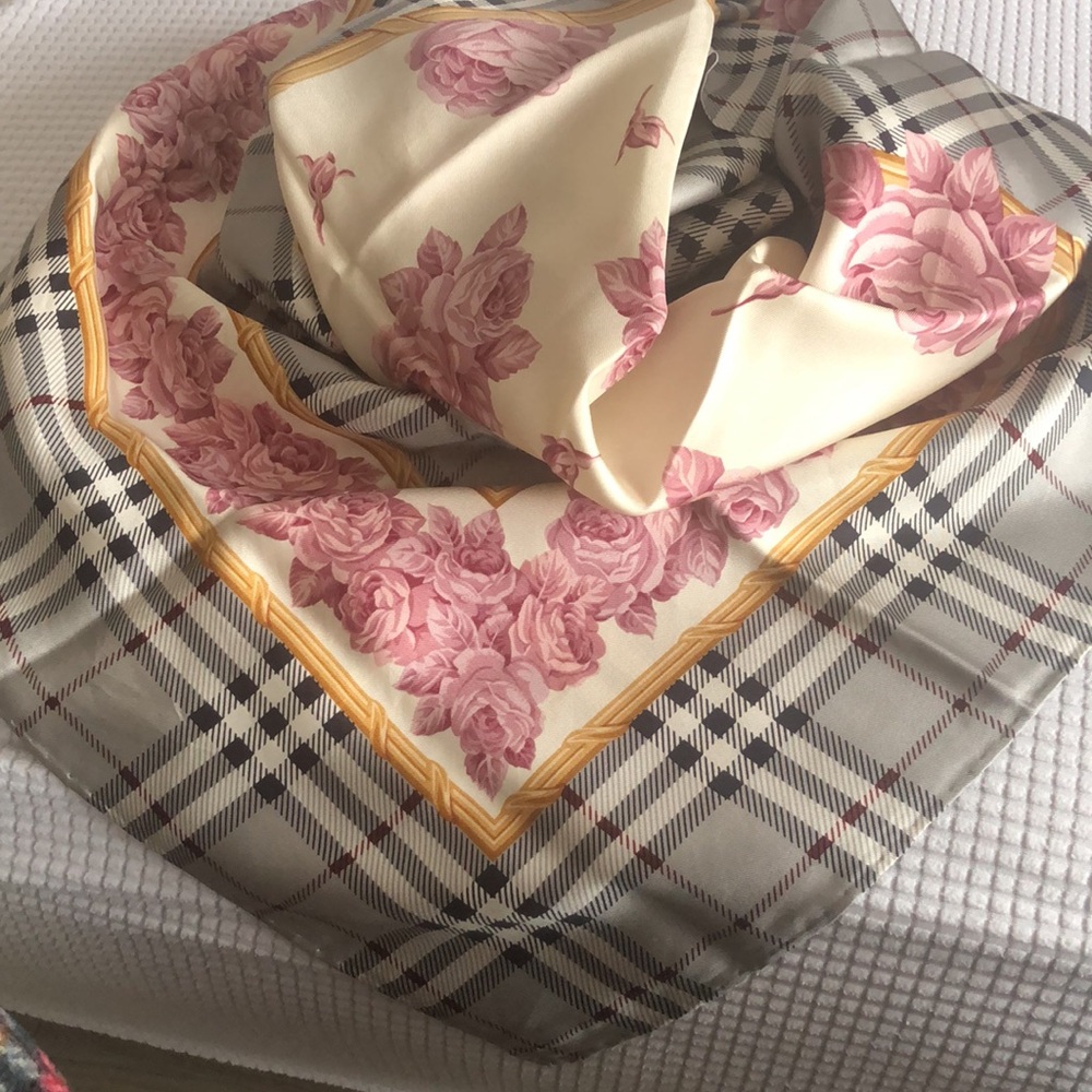 ❤️Burberry Floral Plaid Women's Scarf - Picture 2 of 11